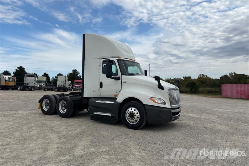 International LT625 6x4 T/A Day Cab Truck Tractor Camiones tractor