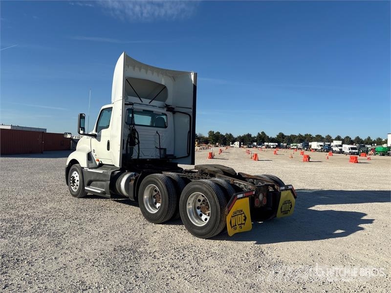 International LT625 6x4 T/A Day Cab Truck Tractor Vlačilci