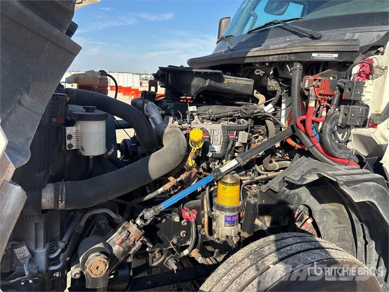 International LT625 6x4 T/A Day Cab Truck Tractor Trekkvogner