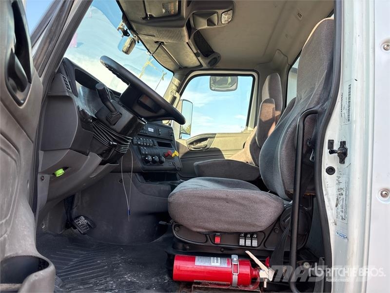 International LT625 6x4 T/A Day Cab Truck Tractor Trekkvogner