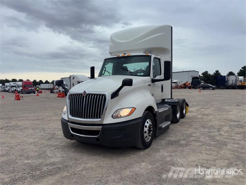 International LT625 6x4 T/A Day Cab Truck Tractor Traktorske jedinice