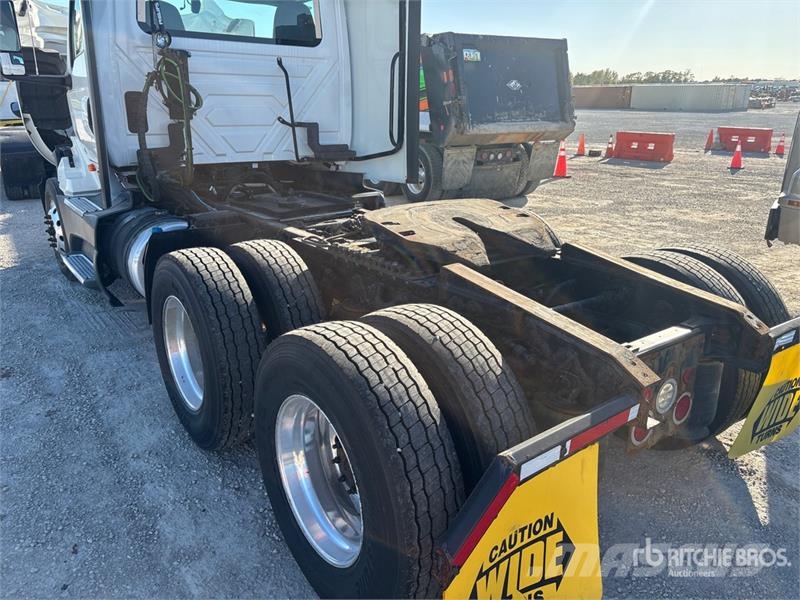 International LT625 6x4 T/A Day Cab Truck Tractor Vlačilci
