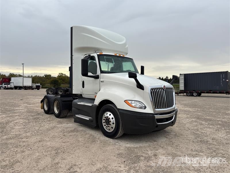 International LT625 6x4 T/A Day Cab Truck Tractor Sadulveokid