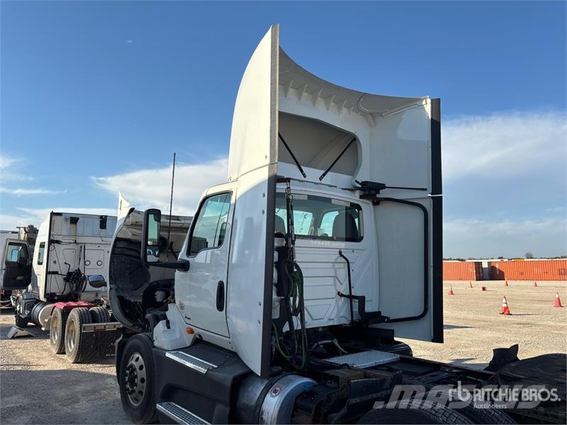 International LT625 6x4 T/A Day Cab Truck Tractor Trekkvogner