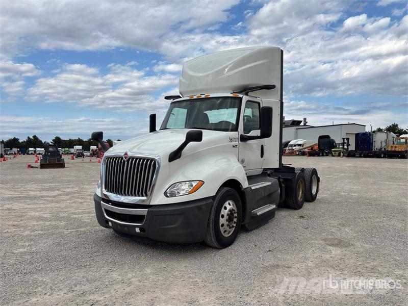 International LT625 6x4 T/A Day Cab Truck Tractor Sadulveokid