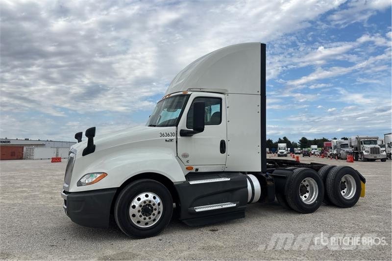 International LT625 6x4 T/A Day Cab Truck Tractor Camiones tractor