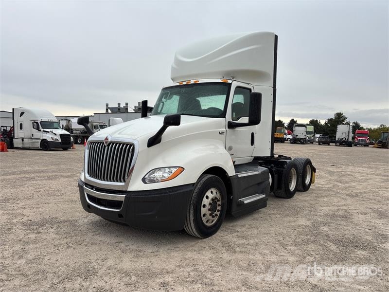 International LT625 6x4 T/A Day Cab Truck Tractor Sadulveokid
