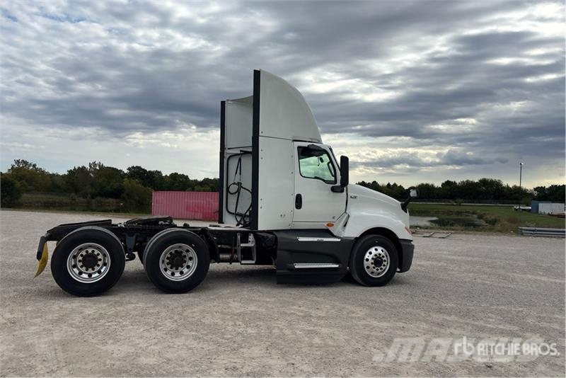 International LT625 6x4 T/A Day Cab Truck Tractor Camiones tractor
