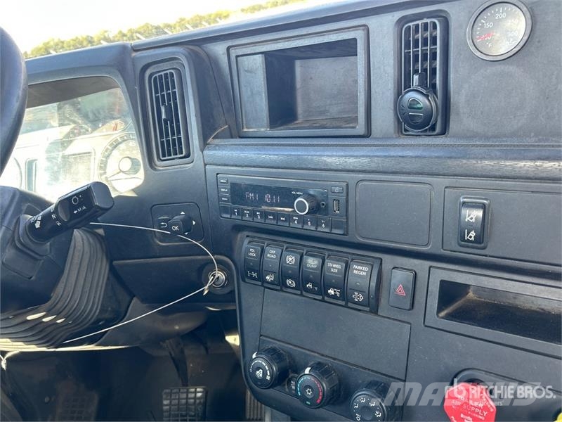 International LT625 6x4 T/A Day Cab Truck Tractor 牵引车