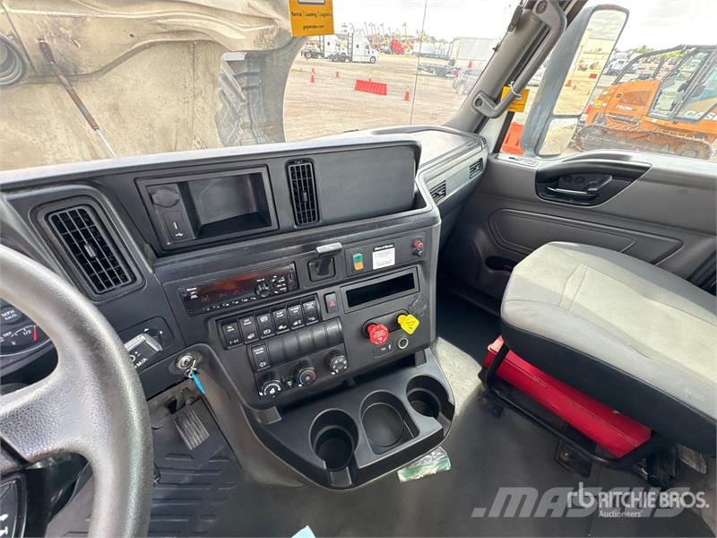 International LT625 6x4 T/A Day Cab Truck Tractor Traktorske jedinice