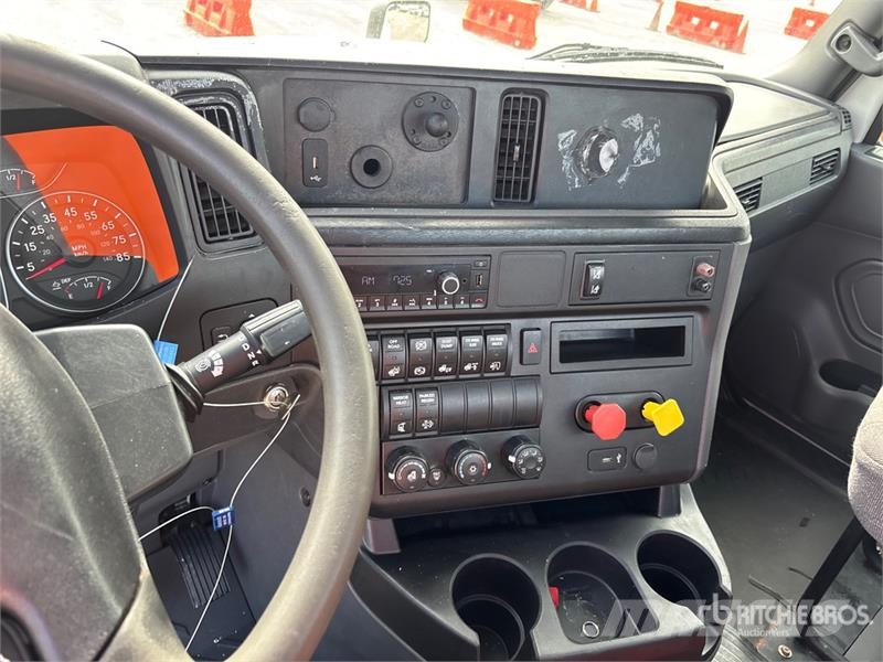 International LT625 6x4 T/A Day Cab Truck Tractor Camiones tractor
