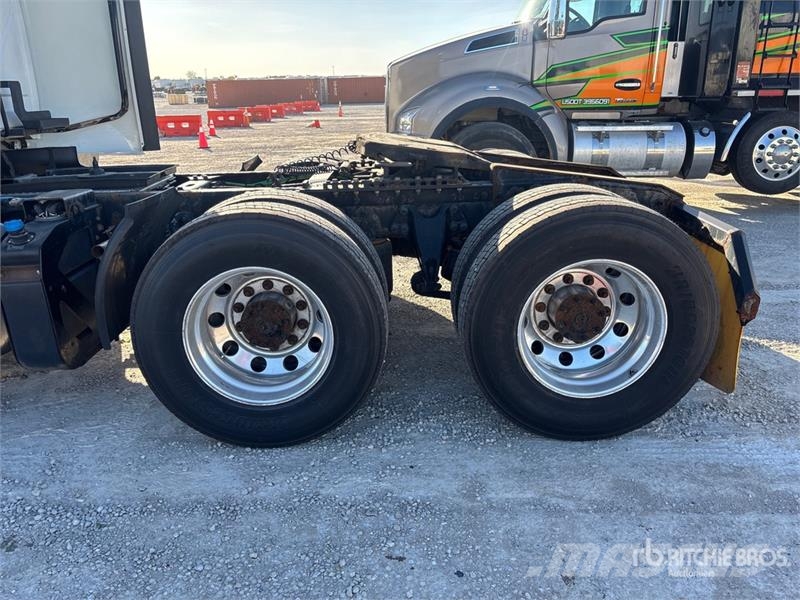 International LT625 6x4 T/A Day Cab Truck Tractor Vlačilci