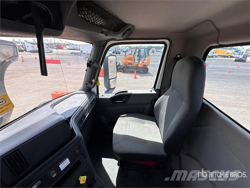 International LT625 6x4 T/A Day Cab Truck Tractor Traktorske jedinice