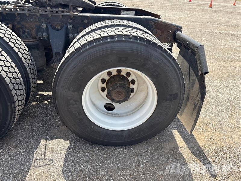 International LT625 6x4 T/A Day Cab Truck Tractor Traktorske jedinice