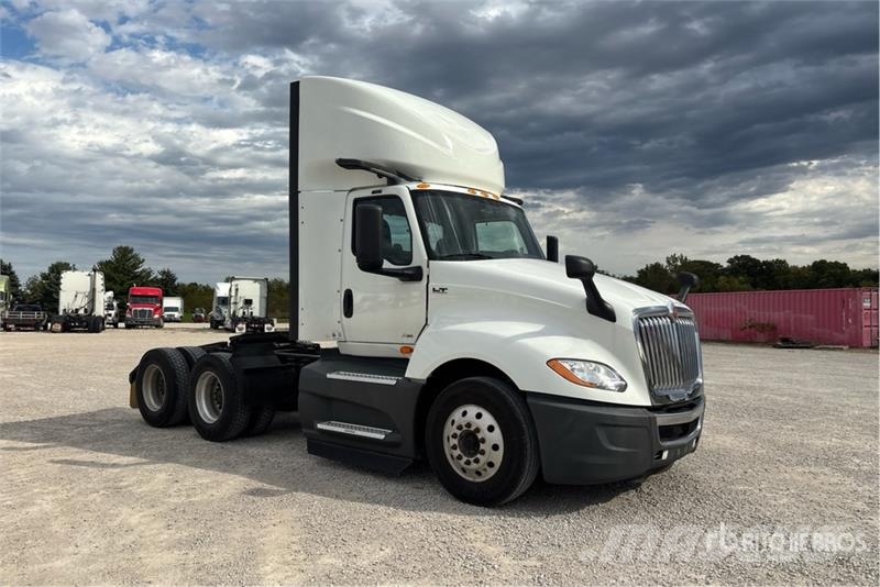International LT625 6x4 T/A Day Cab Truck Tractor Sadulveokid