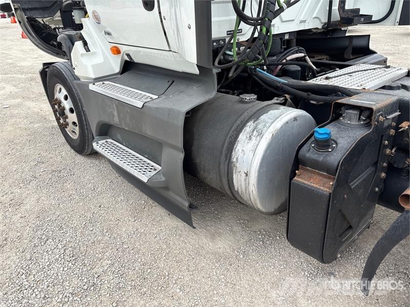 International LT625 6x4 T/A Day Cab Truck Tractor Sadulveokid