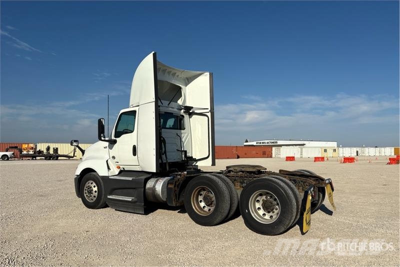 International LT625 6x4 T/A Day Cab Truck Tractor Trekkvogner