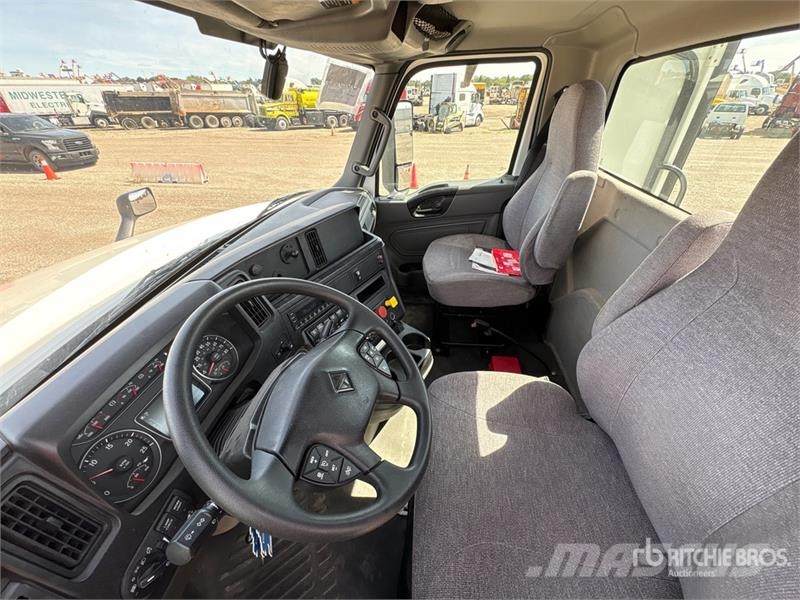 International LT625 6x4 T/A Day Cab Truck Tractor Nyergesvontatók