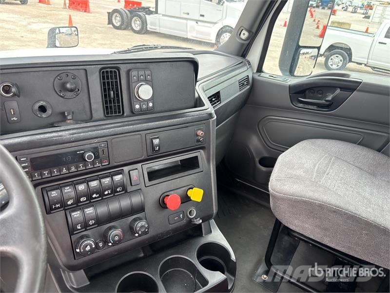 International LT625 6x4 T/A Day Cab Truck Tractor Sadulveokid