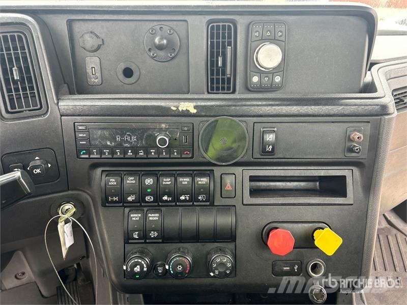 International LT625 6x4 T/A Day Cab Truck Tractor Traktorske jedinice