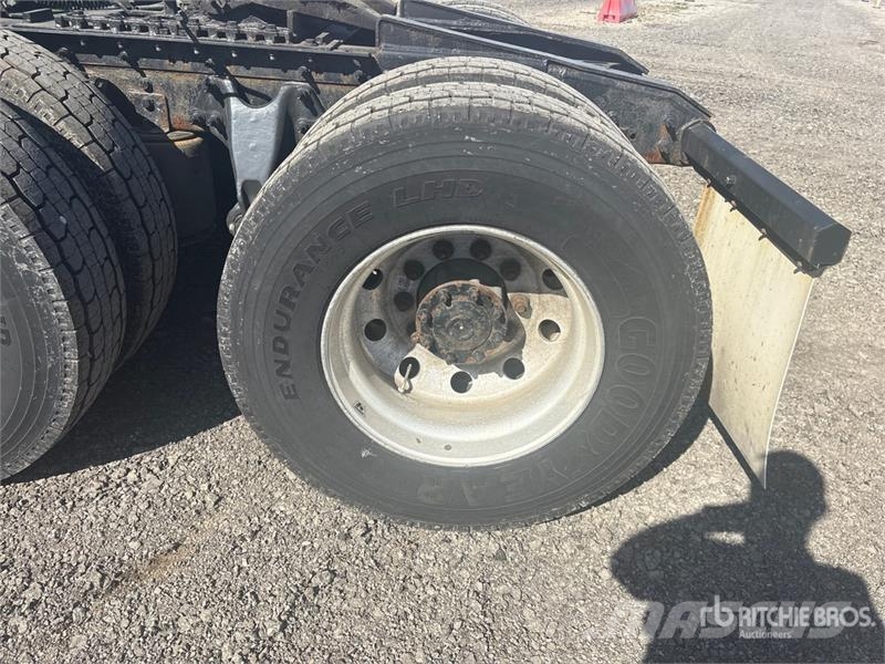 International LT625 6x4 T/A Day Cab Truck Tractor Vilcēji