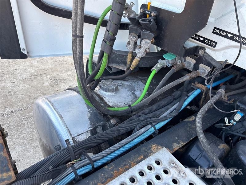 International LT625 6x4 T/A Day Cab Truck Tractor Trekkvogner