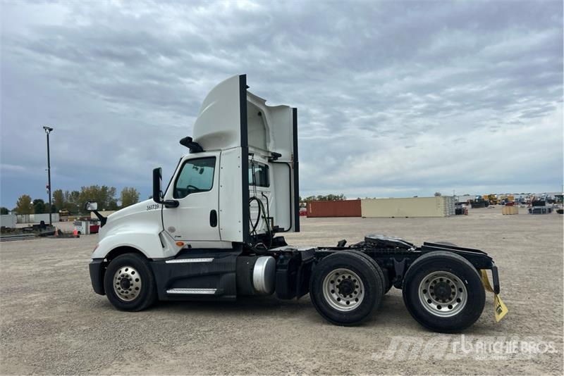 International LT625 6x4 T/A Day Cab Truck Tractor Nyergesvontatók