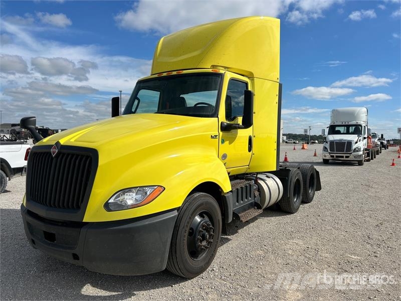 International LT625 6x4 T/A Day Cab Truck Tractor 牵引车