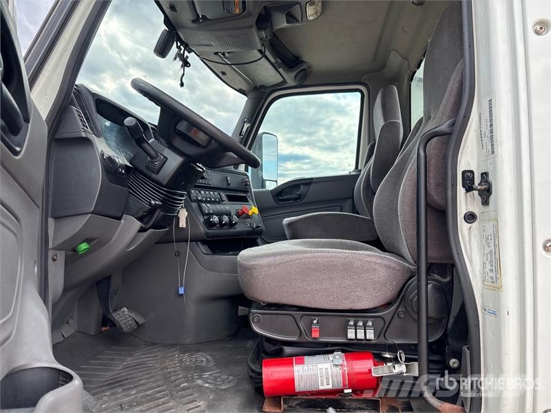 International LT625 6x4 T/A Day Cab Truck Tractor Sadulveokid