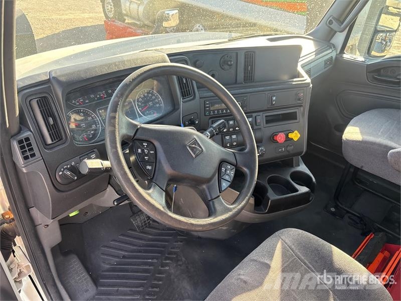 International LT625 6x4 T/A Day Cab Truck Tractor Vlačilci