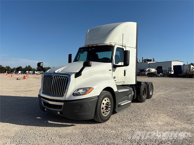 International LT625 6x4 T/A Day Cab Truck Tractor Tracteur routier