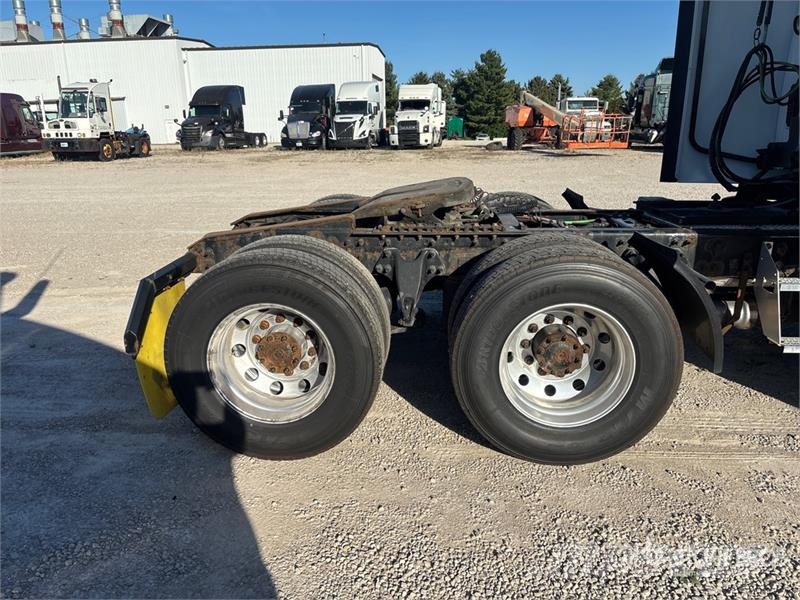 International LT625 6x4 T/A Day Cab Truck Tractor Vlačilci