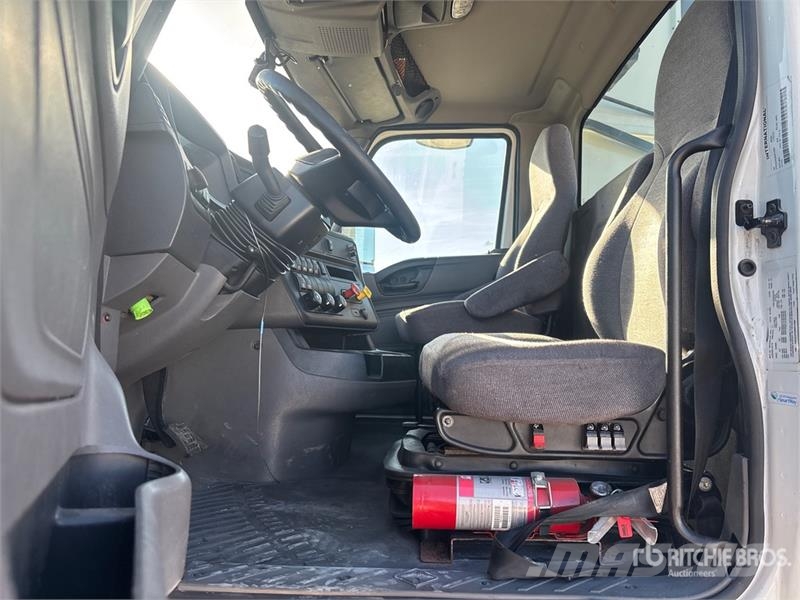 International LT625 6x4 T/A Day Cab Truck Tractor Vlačilci