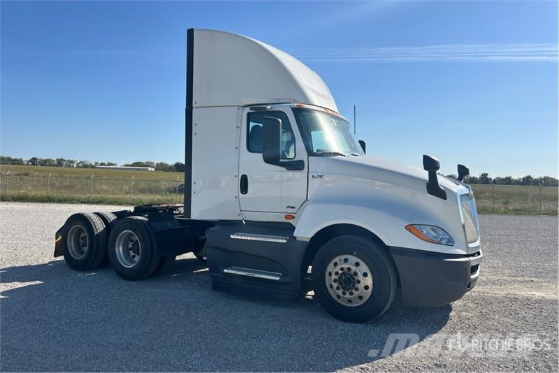 International LT625 6x4 T/A Day Cab Truck Tractor Traktorske jedinice