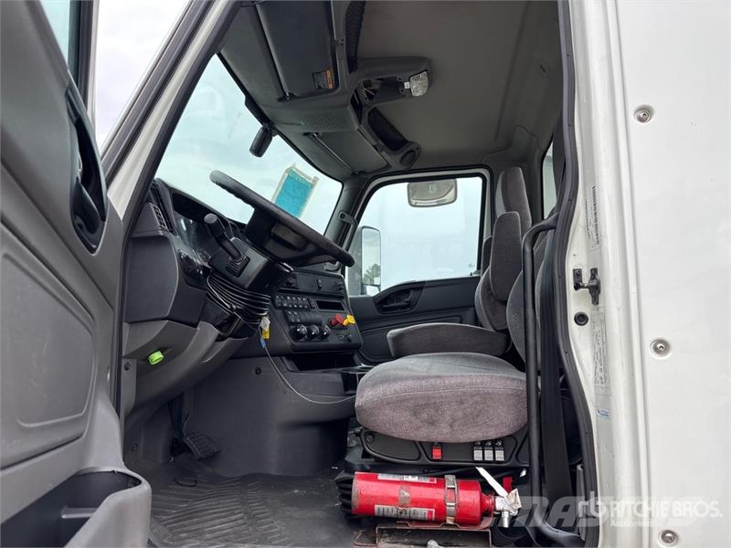 International LT625 6x4 T/A Day Cab Truck Tractor Vlačilci