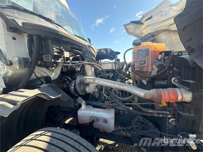 International LT625 6x4 T/A Day Cab Truck Tractor Vilcēji