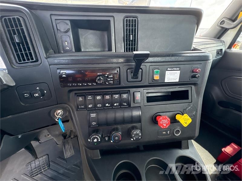 International LT625 6x4 T/A Day Cab Truck Tractor Traktorske jedinice