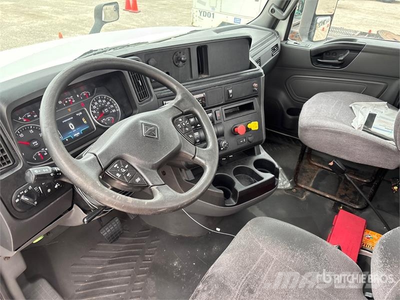 International LT625 6x4 T/A Day Cab Truck Tractor Vlačilci