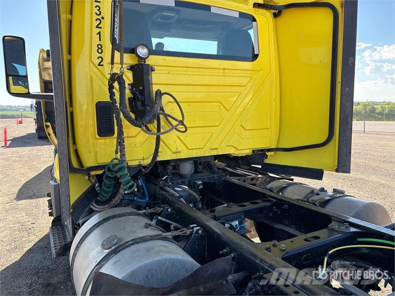 International LT625 6x4 T/A Day Cab Truck Tractor Τράκτορες