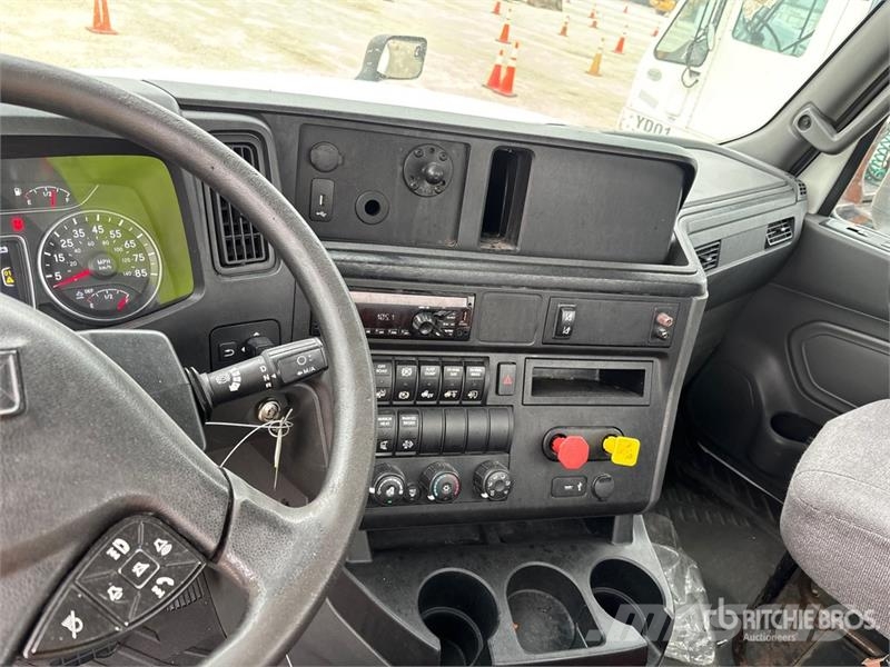 International LT625 6x4 T/A Day Cab Truck Tractor Vlačilci