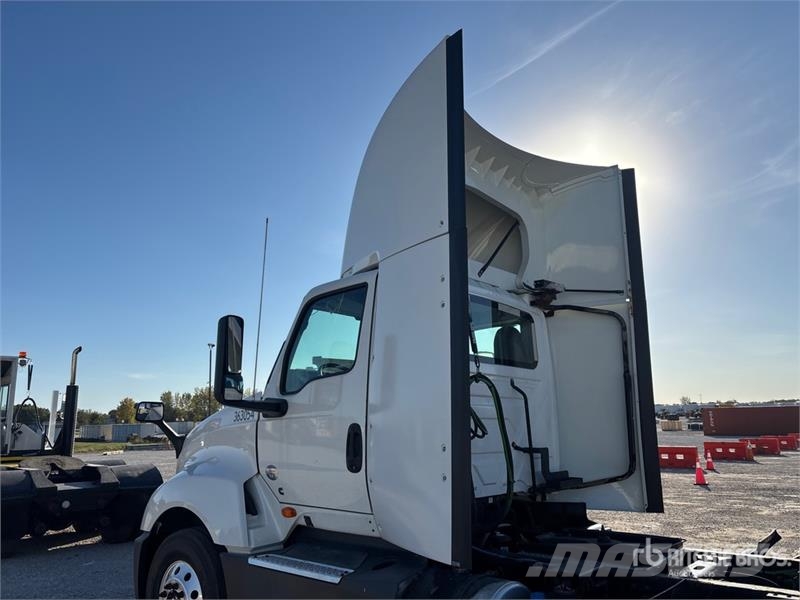 International LT625 6x4 T/A Day Cab Truck Tractor Vlačilci