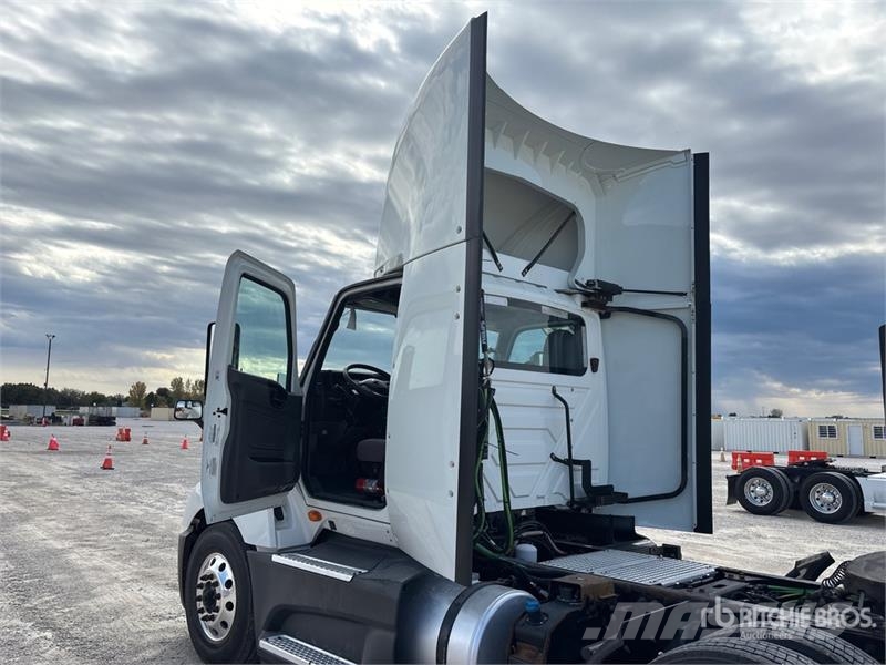 International LT625 6x4 T/A Day Cab Truck Tractor Camiones tractor