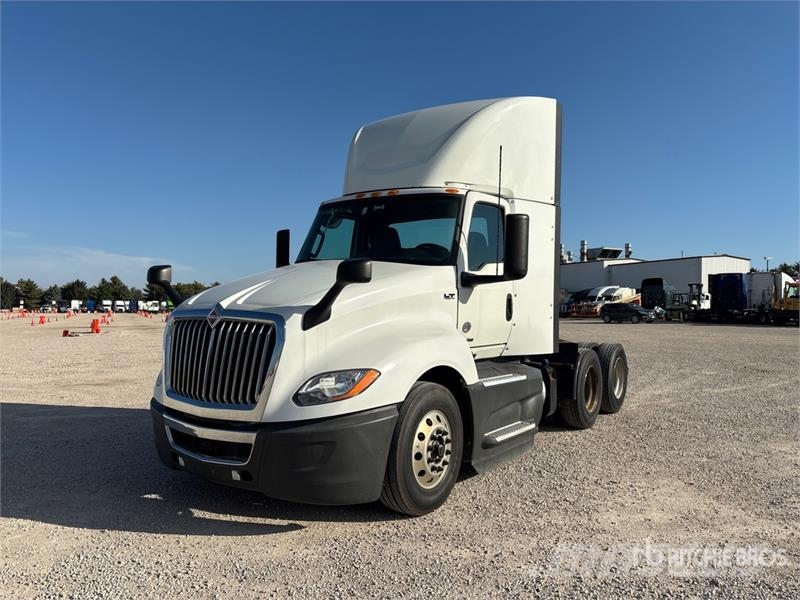 International LT625 6x4 T/A Day Cab Truck Tractor Trekkvogner