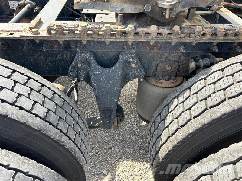 International LT625 6x4 T/A Day Cab Truck Tractor 牵引车