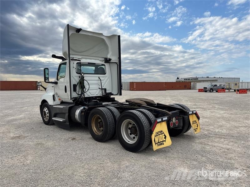 International LT625 6x4 T/A Day Cab Truck Tractor Tracteur routier