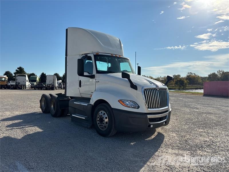 International LT625 6x4 T/A Day Cab Truck Tractor Tracteur routier