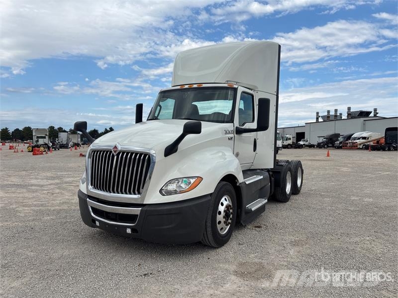 International LT625 6x4 T/A Day Cab Truck Tractor Camiones tractor