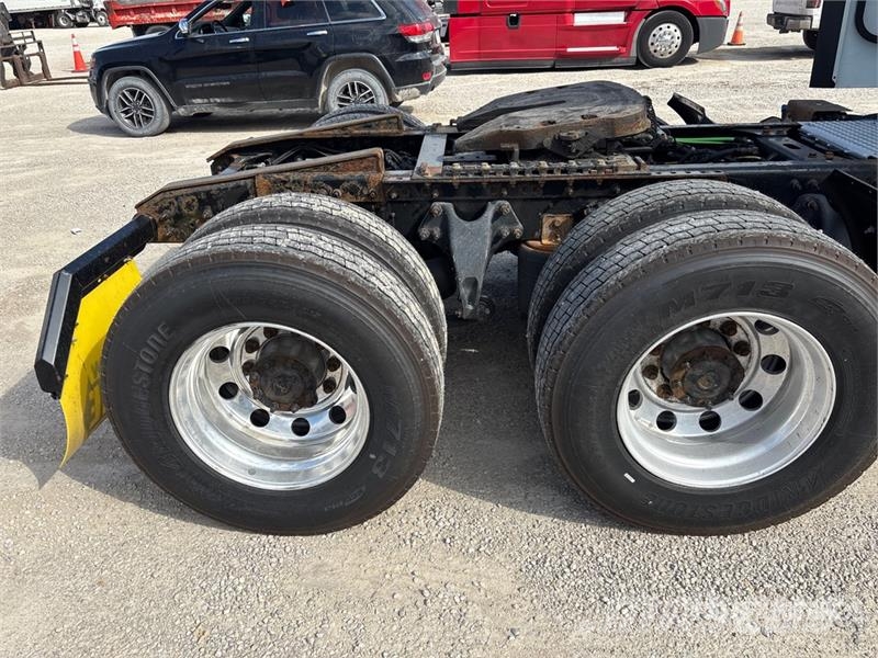 International LT625 6x4 T/A Day Cab Truck Tractor Camiones tractor