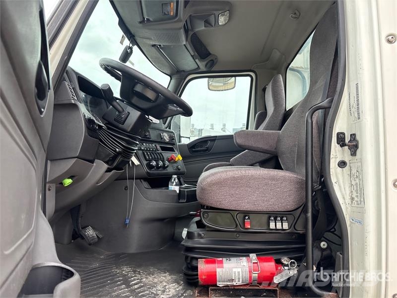 International LT625 6x4 T/A Day Cab Truck Tractor Traktorske jedinice