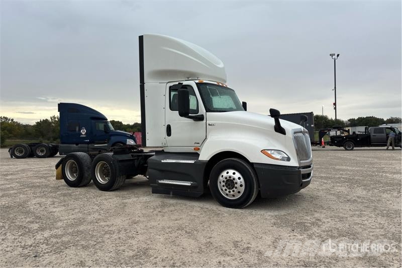 International LT625 6x4 T/A Day Cab Truck Tractor Vlačilci